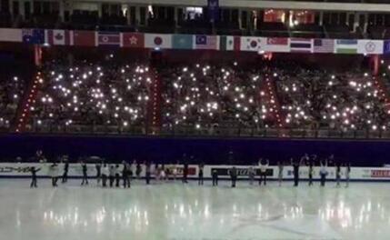 观众手机照亮赛场 尴尬场面变温暖画面