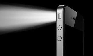 暖心!观众手机照亮赛场 