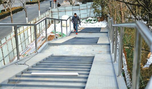 泉城公园北门新过街天桥亮相  陡梯改缓坡单车也能走