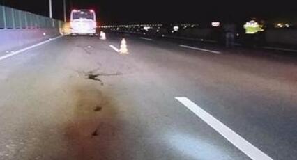 惊魂!高速路惊现幽灵车 “鬼影”被“幽灵车”爆头吓尿过路女司机