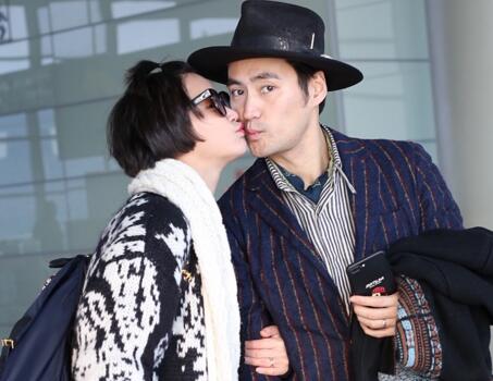 狂撒狗粮!张歆艺袁弘机场当众亲吻 幸福女主面庞发福“孕味”浓