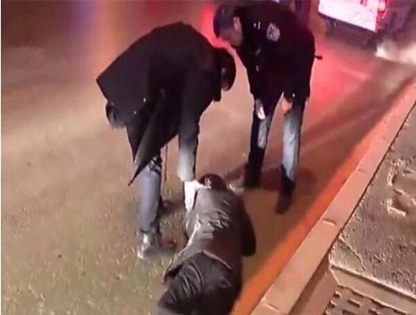 -28℃夜男子醉倒沈阳街头 “宝马女”开双闪守护20分钟