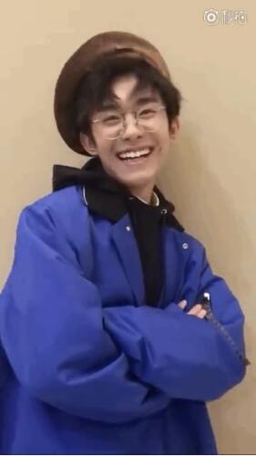 不爱笑?易烊千玺戴眼镜装深沉 3秒破功笑开花