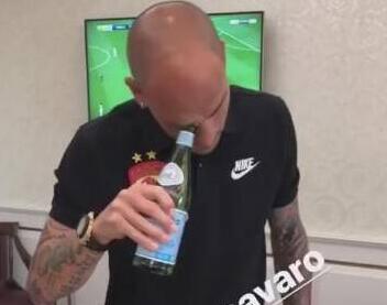 活久见!用眼皮子开啤酒瓶 小卡纳瓦罗上演“眼窝深一口闷”奇葩神技