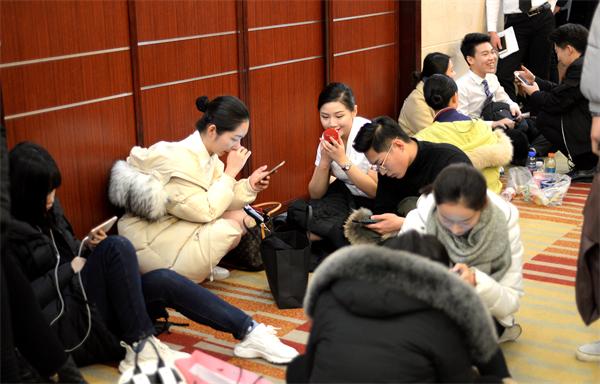 9家航空公司来济南招空乘 600多人报名半数是在校生