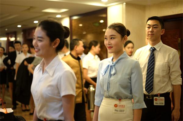 9家航空公司来济南招空乘 600多人报名半数是在校生