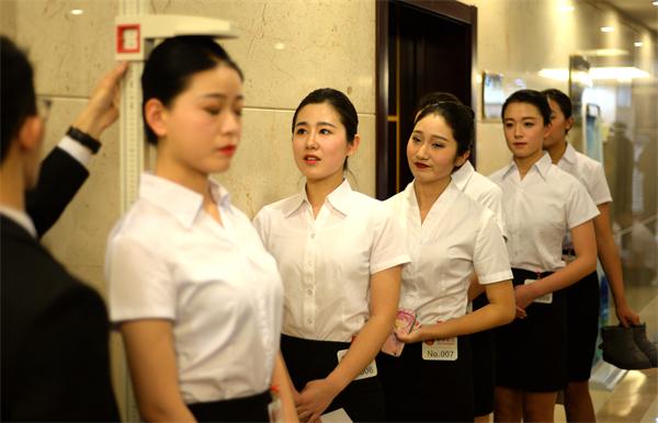 9家航空公司来济南招空乘 600多人报名半数是在校生