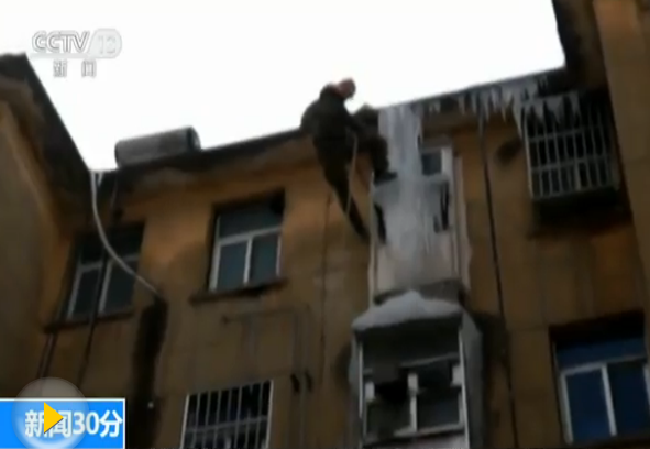 安徽：居民楼现巨型冰凌高达十几米 竟然是太阳能热水器惹的祸