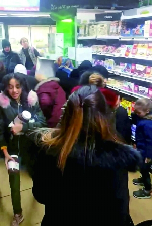 大降价！法国超市暴力抢购店家只好报警 原来他们也爱贪便宜