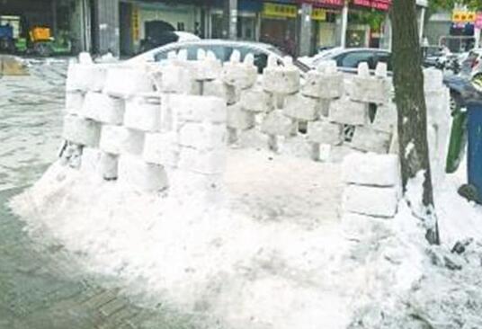 吸睛!武汉街头冰雪城堡 一米高方块雪砖搭建逆天抢眼天气放晴未融化