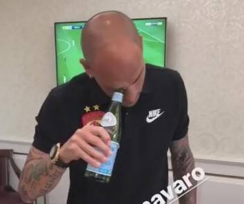 千万别模仿!用眼皮子开啤酒瓶 加盟中超的他竟然有隐藏技能