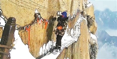 赛过蜘蛛侠！华山栈道绝壁扫雪 这项工作只有30岁以下的人能干
