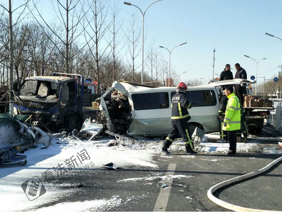 2死3伤！满载二锅头撞货车 金杯车突然越过护栏跑到对向车道