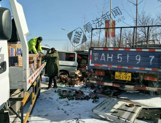 2死3伤！满载二锅头撞货车 金杯车突然越过护栏跑到对向车道