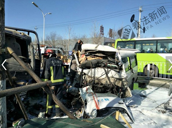 2死3伤！满载二锅头撞货车 金杯车突然越过护栏跑到对向车道