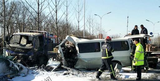 2死3伤!满载二锅头面包车撞货车到处是血 地上满是玻璃碴和酒液
