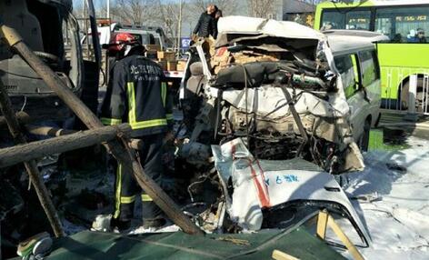 2死3伤!满载二锅头面包车撞货车到处是血 地上满是玻璃碴和酒液