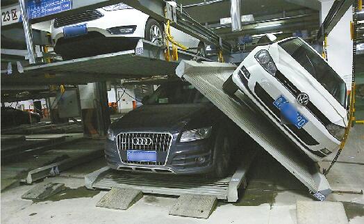 泺安路一小区立体车库车辆坠落 厂家称疑因机械故障