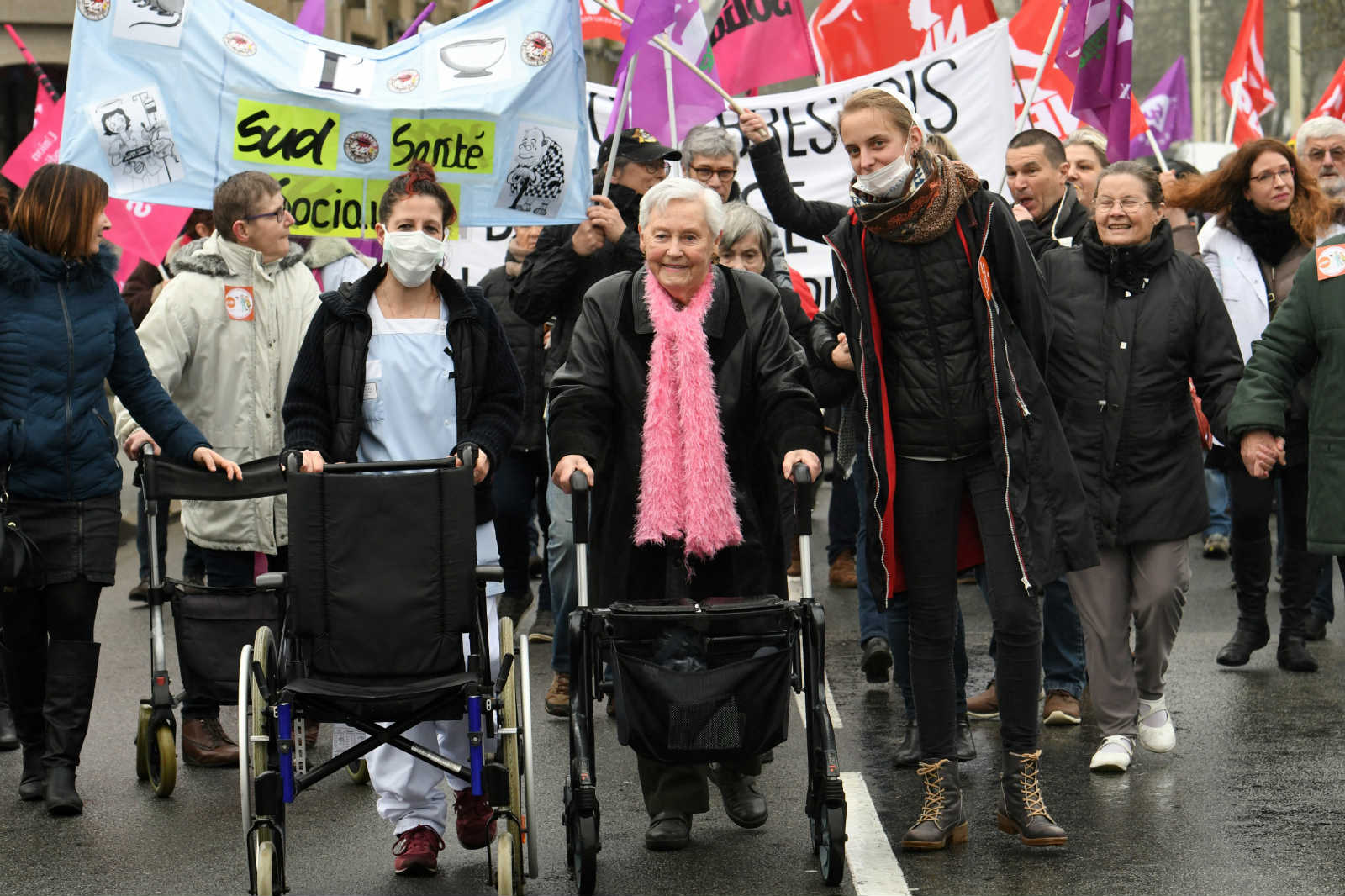 养老院医护罢工 示威人员喊话部长：你很快也会躺在我们的床上