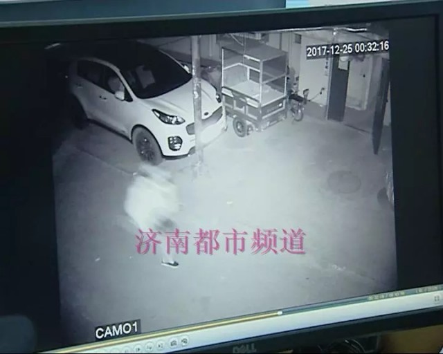 舜玉小区一女子深夜独自回家遭抢劫