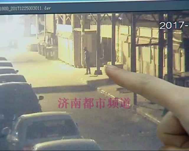 舜玉小区一女子深夜独自回家遭抢劫