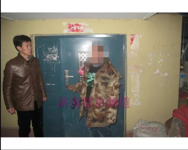 舜玉小区一女子深夜独自回家遭抢劫