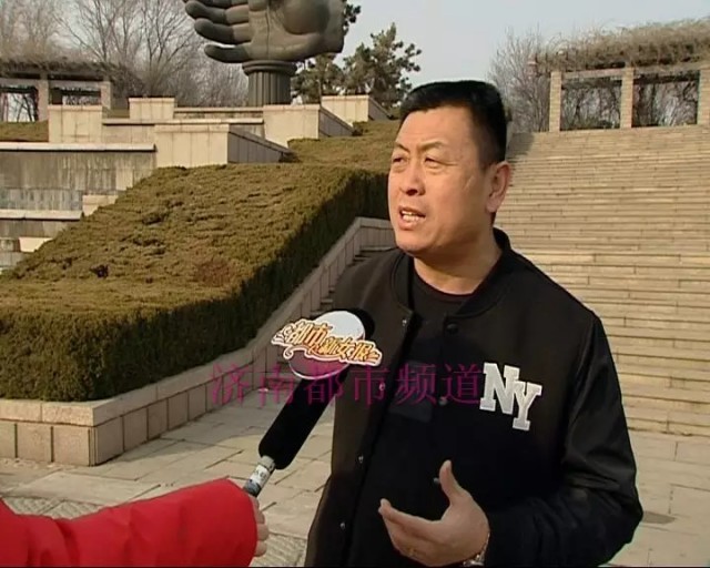 济南森林公园雪地里 男子竟穿短袖练瑜伽