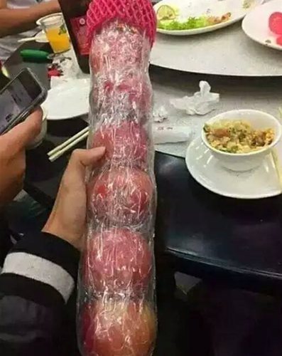 小伙年会上抽中了最大奖，但看到苹果7的图片后，真是苦笑不得