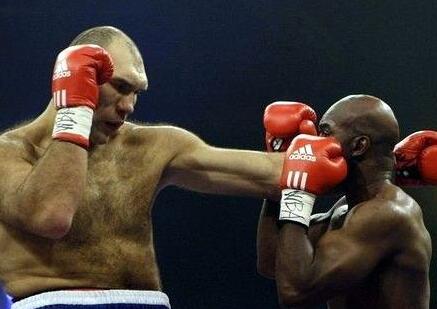 他的体积是拳王泰森两倍，比赛就像大人打小孩，真是世界上最恐怖的拳击手！