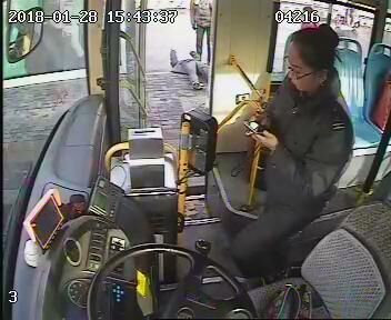 70岁老人站牌旁突然摔倒 公交驾驶员紧急救治