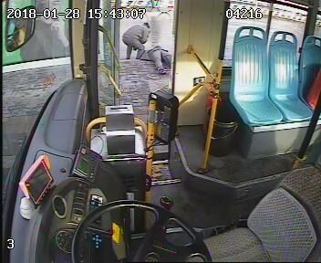 70岁老人站牌旁突然摔倒 公交驾驶员紧急救治