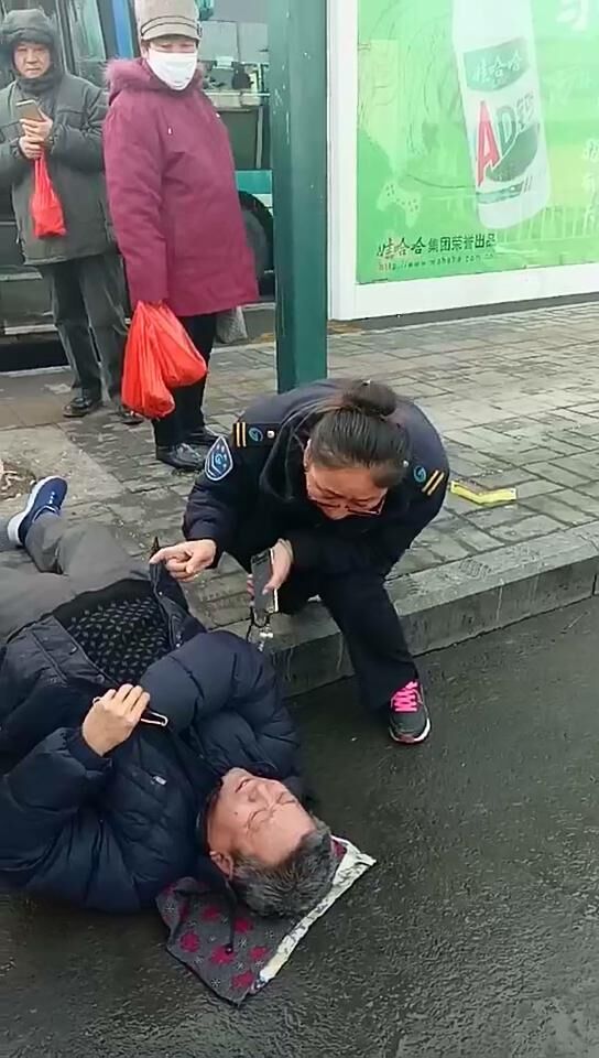 70岁老人站牌旁突然摔倒 公交驾驶员紧急救治