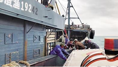 螺旋桨绞缠!两艘渔船相撞搁浅三亚 10名渔民获救援已全部脱险