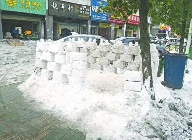 超吸睛！武汉街头冰雪城堡 方块雪砖搭建高约一米画面逆天