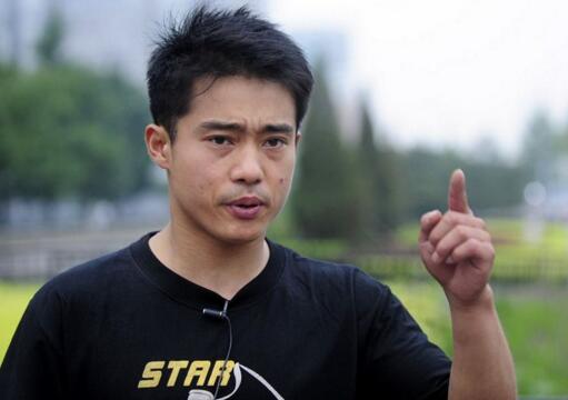 凄惨!体操冠军地铁卖艺每天仅有四五十元进账 210元将两块金牌卖掉