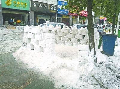 爆吸眼球!武汉街头冰雪城堡 几家商家在清扫门前积雪合力搭建