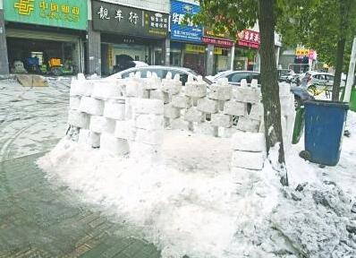 超梦幻!武汉街头冰雪城堡 逆天操作