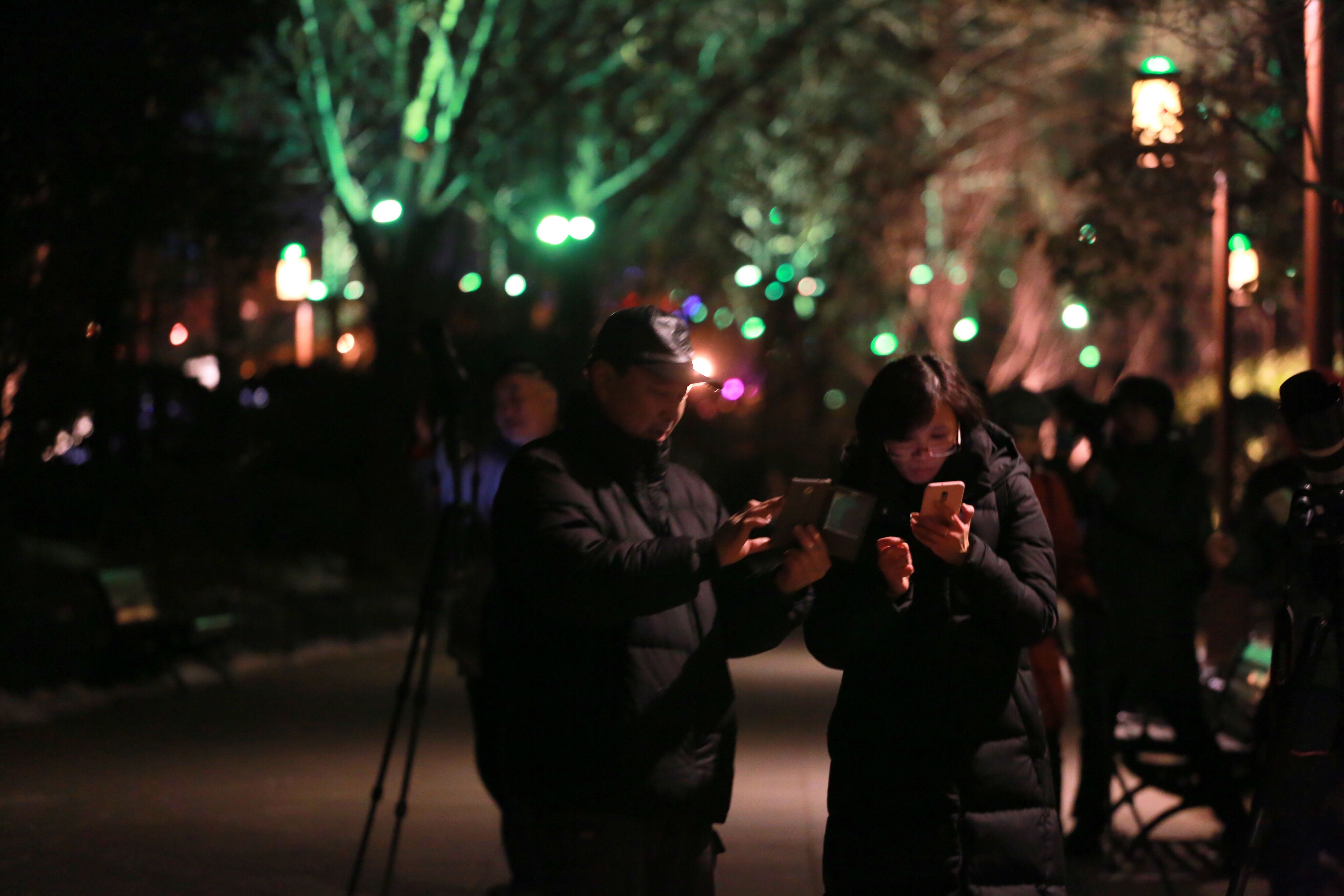 大明湖畔红月亮 市民深夜涌街头观百年难遇奇景