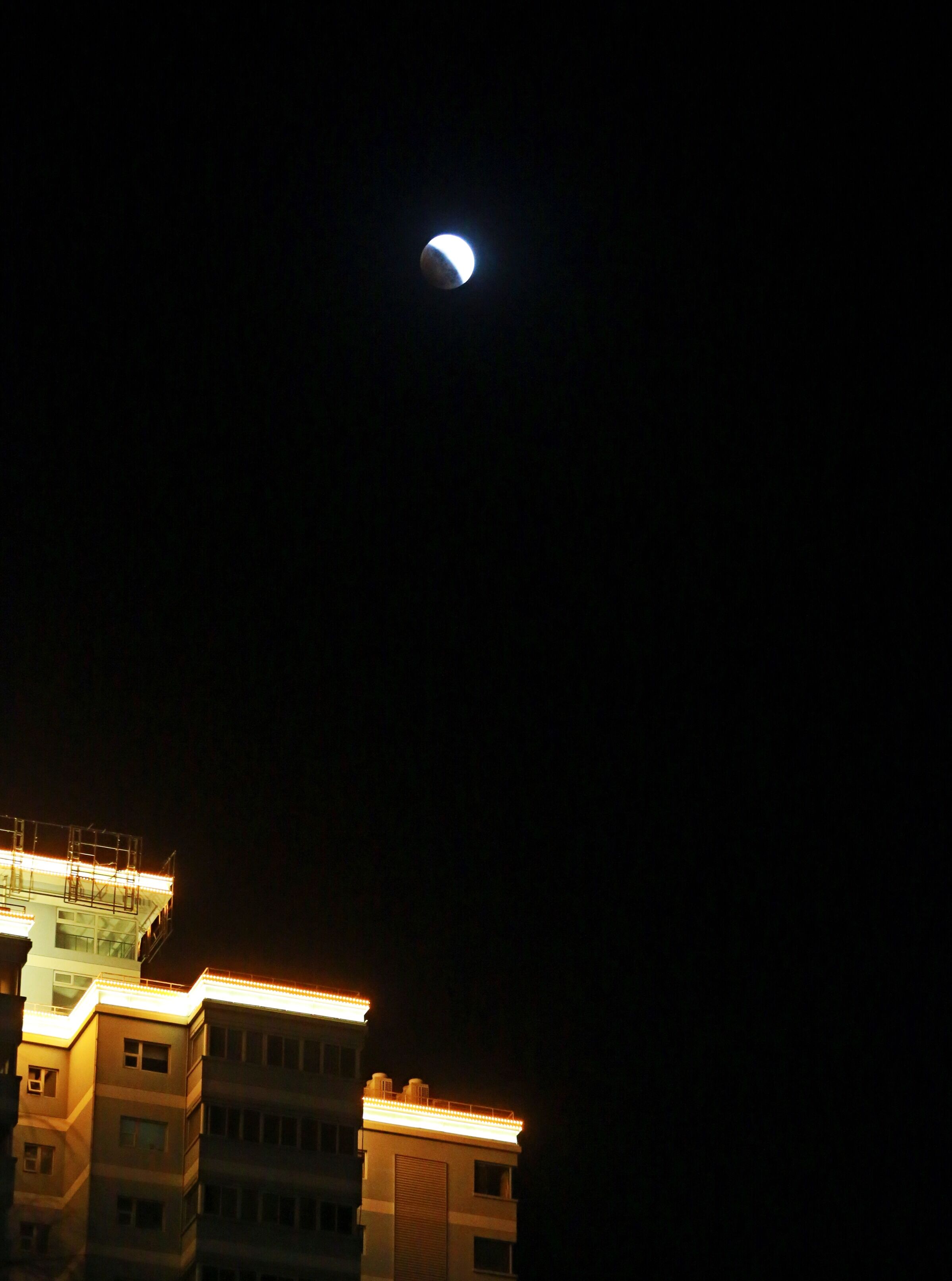 大明湖畔红月亮 市民深夜涌街头观百年难遇奇景