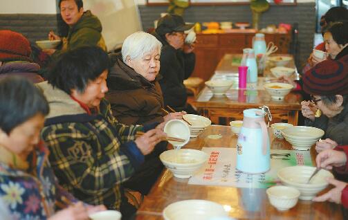 一家特殊餐厅免费不限量向市民开放 餐后必须“光盘”