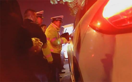 男子驾保时捷等红灯时酣睡 交警拍窗照手电都叫不醒