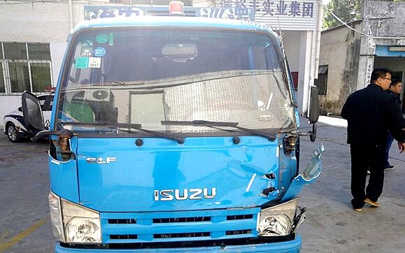 泥头车半夜偷倒垃圾被发现后竟冲撞巡逻车逃逸