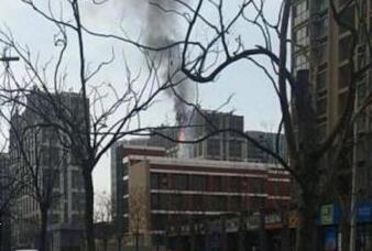 突发!郑州高层建筑着火黑烟滚滚 火从20楼左右冒出来不断蔓延