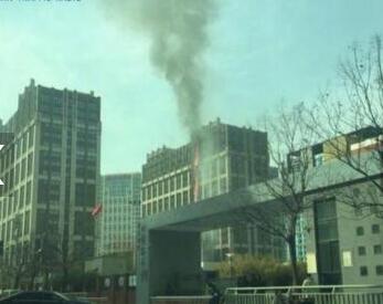 突发!郑州高层建筑着火黑烟滚滚 火从20楼左右冒出来不断蔓延