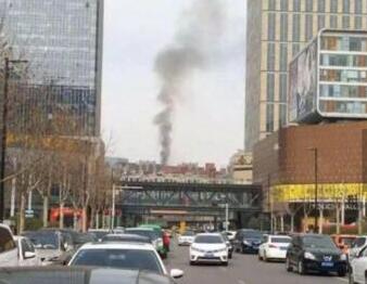 突发!郑州高层建筑着火黑烟滚滚 火从20楼左右冒出来不断蔓延