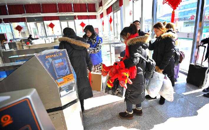 春运开启 济南火车站自助实名闸机启用