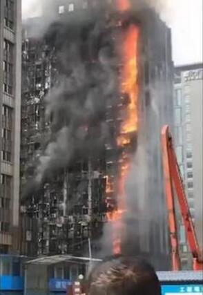 郑州高层建筑着火黑烟飘起十几层楼高 上下蔓延灭火难度大
