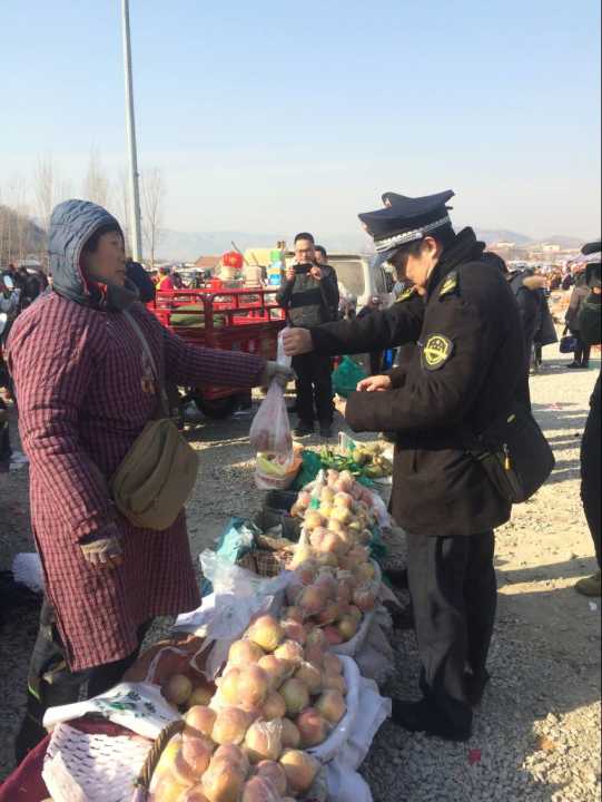 年货的安全，我们来守护——“食安护佳节”活动深入年货大集