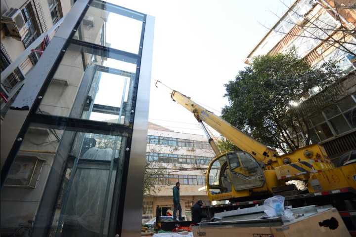 安装仅需一天 济南又一老旧小区加装电梯