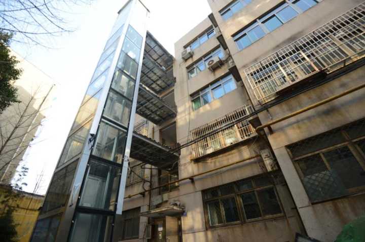安装仅需一天 济南又一老旧小区加装电梯